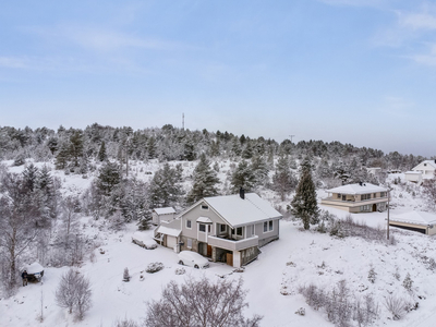 Pen familiebolig med nydelig utsikt og attraktiv beliggenhet - Garasje - Stor og pent opparbeidet tomt