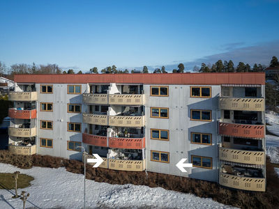 ViSN. TIRSD.: Gjennomgående og oppusset leil. i 1.etg. - solrik balkong mot syd/vest. Nytt(2017) bad og stort kjøkken.