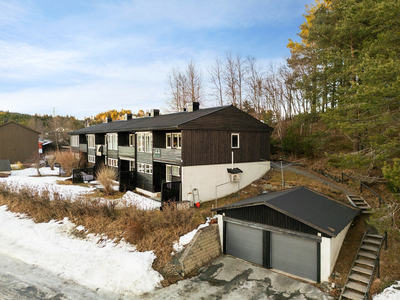 Rekkehus med endebeliggenhet og flotte sol- og utsiktsforhold. Tomtegrense mot skogen. Garasje og biloppstillingsplass.