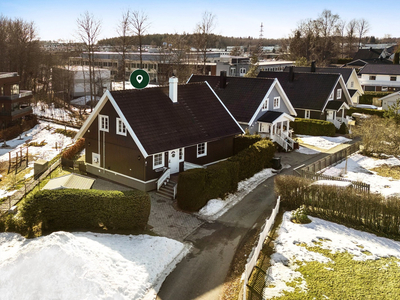 Romslig enebolig med solrik hage, garasjeplass og solceller. Kort vei til barnehager, skoler, Ski sentrum og Follobanen.