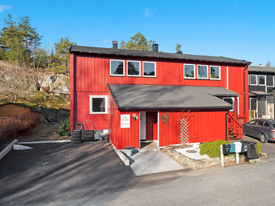 Selveiet & innholdsrikt enderekkehus - fin planløsning - deilig terrasse - rolig og barnevennlig område