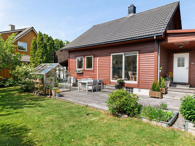 Sjarmerende bolig med herlig, lun og solrik hage. Carport fra 2021.