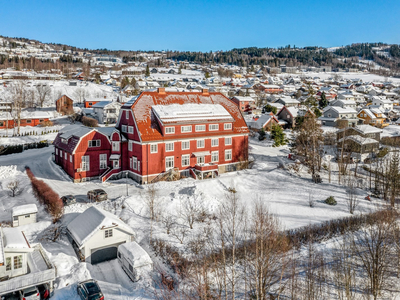 Sjelden mulighet - Stor hovedbolig, 9 hybler/leiligheter og nyere garasje med 10 plasser