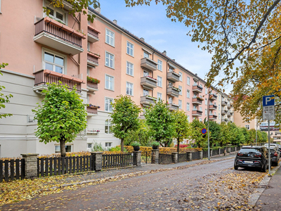 Spennende renoveringsobjekt med fasjonabel beliggenhet, midt på Frogner. Store vindusflater. Peis. Rolig og stille.