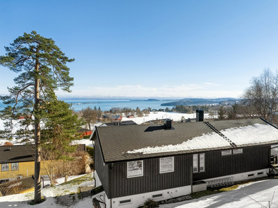 Stor enebolig beliggende i ett attraktivt boligområde med nydelig sjøutsikt. Gangavstand til barneskole og barnehager