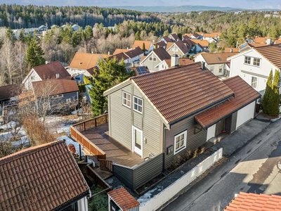 Stor, innholdsrik enebolig med godkjent hybel | Solrike uteplasser | Garasje | Barnevennlig og god beliggenhet