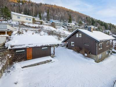 Stor, innholdsrik og romslig enebolig med garasje. God solgang og kort avstand til sentrumsfunksjoner - fin beliggenhet!