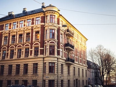 Stor og klassisk hjørneleilighet med peis og vestvendt balkong. Oppussingsobjekt. Sentral og attraktiv beliggenhet.