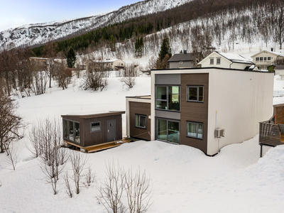 Unik villa med spennende løsninger og store utearealer | meget barnevennlig !!