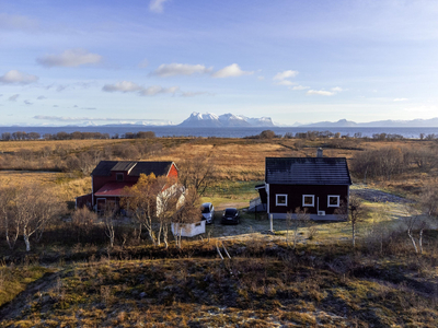 Visning 8/4 kl.17- Landbrukseiendom på 142 da. med bla. egen strandlinje, enebolig, fjøs, naust og grillhytte.