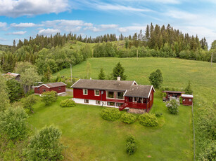 Enebolig i hyggelige og landlige omgivelser. Luftig utsyn til nærområdet og god solgang. Garasje med bod.