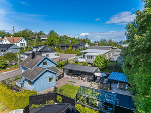 Enebolig med fantastisk usjenert solrik hage, utvendig oppussingsbehov og med godkjent tillatelse for utvidelse.