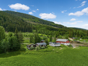 Idyllisk småbruk beliggende i naturskjønne omgivelser! Stor tomt på ca. 17 mål og bygg med flere muligheter.