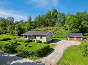 Innholdsrik familiebolig | Landlig og rolig beliggenhet | Stor tomt med gode solforhold | Garasje | Moderniseringsbehov