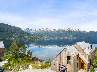 Lekker einebustad med fantastisk beliggenhet ved sjø. Garasje. Felleshus, sauna og marina. Solcellepanel. Høg standard.