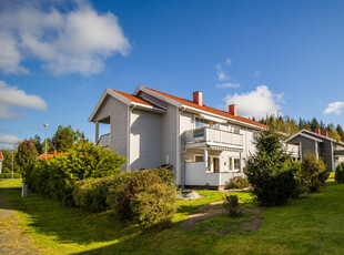 Lys og innbydende 3-roms leilighet med carport. Sentral beliggenhet. Kort veg til Glomma og friområder.