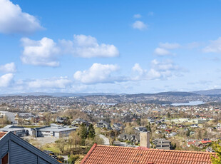 Stor enebolig med panoramautsikt og sol. Garasje og flotte terrassearealer. Barnevennlig og pent boområde. God standard.