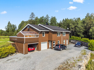 1/2 Tomannsbolig med nyere standard innerst i blindvei. Carport og garasje. Energiklasse B