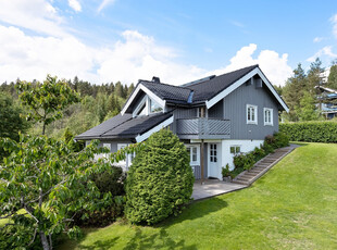 Arkitekttegnet og terrengtilpasset bolig med solrike uteplasser. Flott utsikt. 4 sov og 2 bad. Garasje + carport