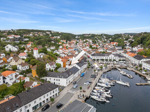 Attraktivt beliggende leilighet i Risør sentrum - Flott uteområde/bakgård - Skjermet rolig bakgate - Ingen boplikt!