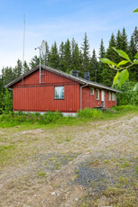 Bolig med usjenert beliggenhet på Midskogsberget. Uthus, carport. Flott natur med skog og innsjøer. Nær scootertrasè.