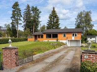 Enebolig med garasje, stor tomt og solrike uteplasser. Behov for oppussing. Barnevennlig, nær sentrum og flott natur!