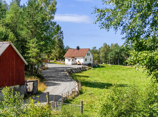 Enebolig med usjenert beliggenhet i landlige omgivelser med stor tomt på ca. 1759 m² - Verksted og hønsehus/lager