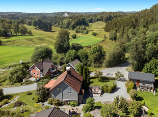 Enebolig på Kykkelsrud med utsikt og pent hageanlegg, fine uteplasser, dobbel garasje med praktisk uthus over garasjen.