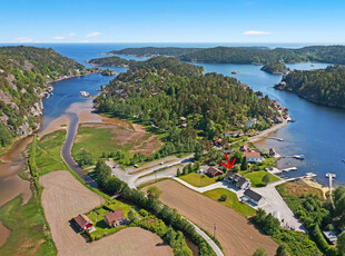 Flott eiendom m/strandlinje og brygge. Generasjonsbolig 2 boenheter, ny garasje 80 kvm. PRIVATVISNINGER RING FOR AVTALE