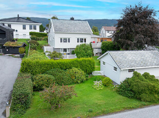 Flott eiendom med enebolig, garasje og uthus beliggende midt i Larsgården!