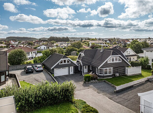 Flott familiebolig med attraktiv og barnevennlig beliggenhet på Medhaug - Garasje og hagestue - Kjøkken 2020!