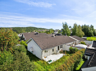 Halvpart av tomannsbolig med alt på en flate. Garasje. Terrasse og hage.