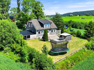 Innholdsrik enebolig o/ 3 plan i landlige omgivelser - Stor solrik tomt - Hybel - Carport!