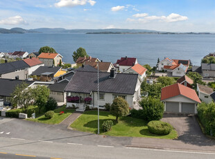 Innholdsrik sjarmerende enebolig med hybelleilighet i Hagemann med fantastisk sjøutsikt,5 min å gå til strand og båthavn