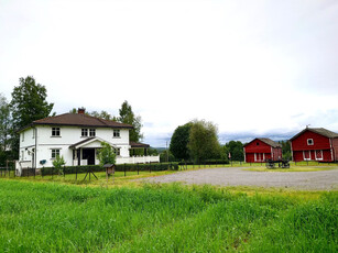 Landlig og idyllisk eiendom på ca. 4,1 daa - Stor enebolig fra 2005 - 2 stabbur.