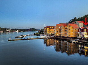 Lekkert Town House i sjøkanten nær Grimstad sentrum - plassbygd kjøkken & garderober - høy standard - brygge og båtplass