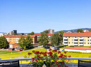 Lys og gjennomgående 3-roms toppleilighet - Balkong med gode solforhold og flott utsikt - Originale tregulv - Peis