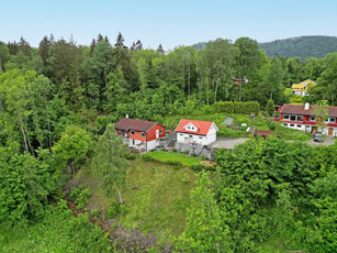 Naturskjønn familieeiendom innerst i blindvei. Landlige omgivelser, kun 5 minutter fra Asker sentrum. Dbl garasje.