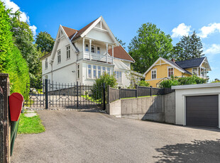 Nydelig eiendom høyt og fritt beliggende - Nyrenovert - Moderne - Høy standard - 4 soverom - Dobbel garasje!