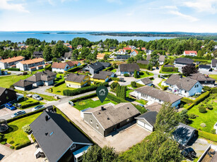 Oppusset enebolig med alt på én flate, midt i Saltnes. Moderne kjøkken og bad. Solfylt terrasse og hage. Dobbelgarasje.