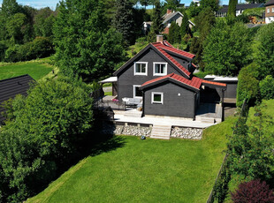 Pen og moderne enebolig med praktisk planløsning i barnevennlig område. Fin hage med terrasse og gode solforhold!