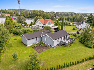 Pen og romslig bolig med en sentral beliggenhet. Romslig kjeller. Solrik terrasse og stor hage. Dobbelgarasje. Blindvei.