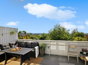 Pen & sjarmerende 2R i ærverdig villa! Terrasse m/fantastisk utsikt på 16m². Marka, byen, BI & Storo storsenter rett ved