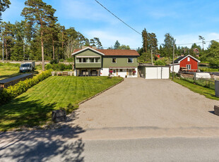 Romslig, fin familiebolig med moderne farger og nyere flislagt bad og kjøkken. Garasje.