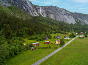 Sentralt og idyllisk småbruk med mange muligheter. 2 eldre boliger og flott tomt på over 227 mål. Landlige omgivelser!