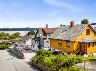 Sjarmerende enebolig 200 m fra vannkanten | Hage og parkering