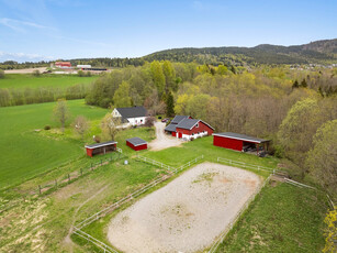 Sjarmerende småbruk på ca. 16mål - Flott enebolig, låve, garasje/uthus, ridebane, stall med 4 bokser m.m.