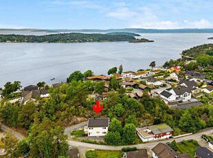 Son - Enebolig fra 2014 over to plan. Barnevennlige omgivelser, kort gange til strand. Tinglyst båtplass.