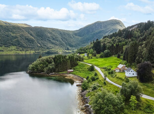 Stor eiendom like ved den planlagte Stad skipstunelen - Sjølinje, naust, jaktrett, fjøs og bolighus.