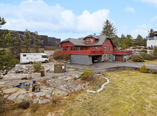 Stor familie/generasjonsbolig på hele 320 m². Solrik og pent opparbeidet hage. To garasjer og carport.